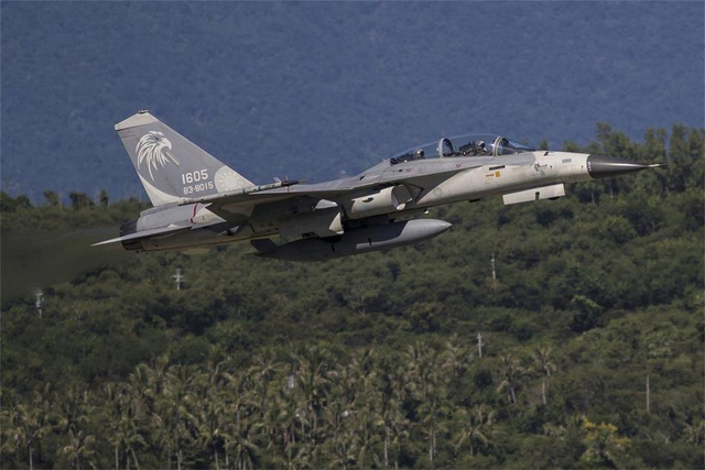 等着我军轰6K来炸?台军大方展出各式老旧战机