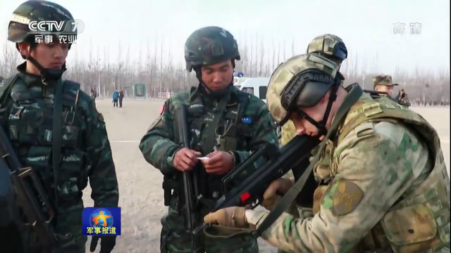 战斗民族用的习惯吗？中俄反恐演练俄队员试射95步枪