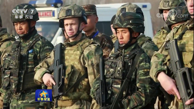 战斗民族用的习惯吗？中俄反恐演练俄队员试射95步枪