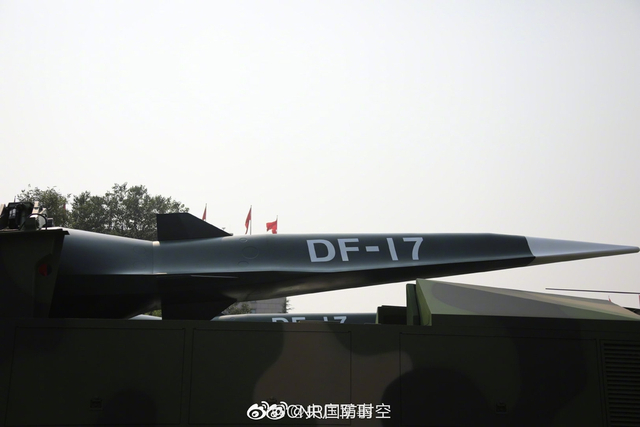装备方队最靓的仔？火箭军东风17导弹首次亮相