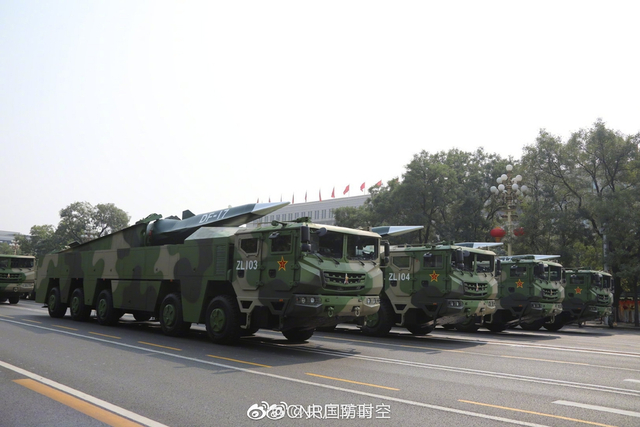 装备方队最靓的仔？火箭军东风17导弹首次亮相