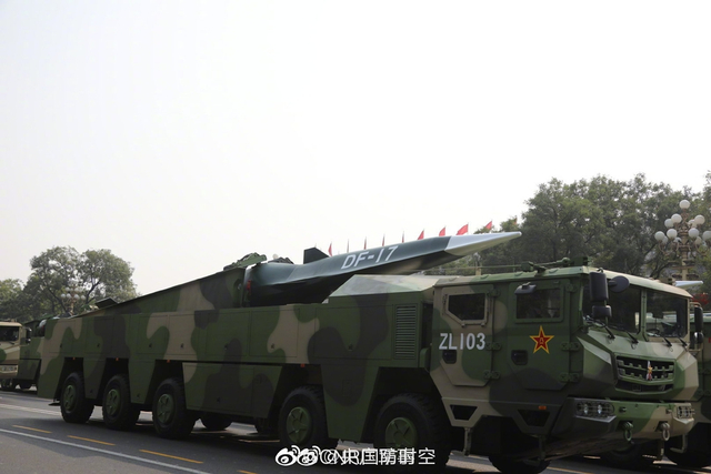 装备方队最靓的仔？火箭军东风17导弹首次亮相