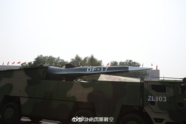 装备方队最靓的仔？火箭军东风17导弹首次亮相