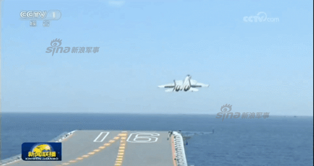 辽宁舰亮相南海大阅兵 歼15起飞接受检阅！