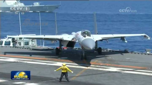 辽宁舰亮相南海大阅兵 歼15起飞接受检阅！