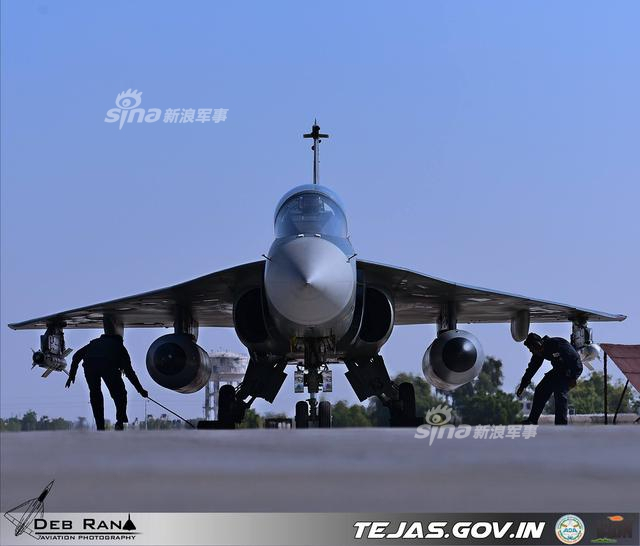 歼10都几百架了！印度第9架量产型LCA战机首飞