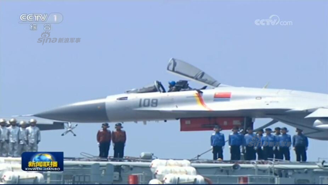 辽宁舰亮相南海大阅兵 歼15起飞接受检阅！