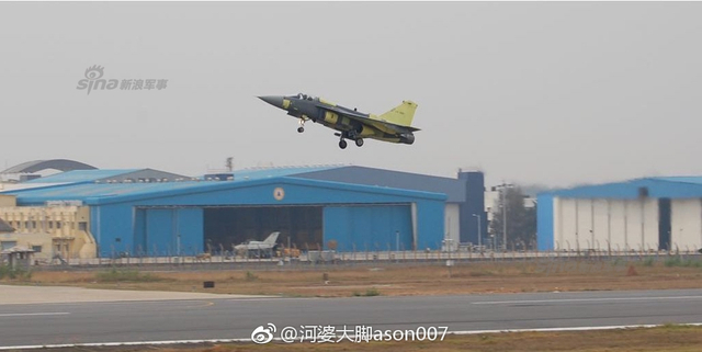 歼10都几百架了！印度第9架量产型LCA战机首飞