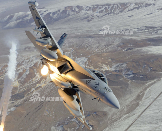 澳大利亚EA-18G参加红旗军演出乱子:冲出跑道重伤