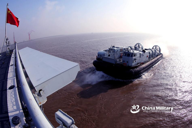 中国海军071型两栖舰现身东海 投放登陆气垫船