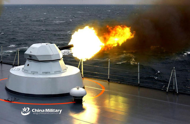 中国海军071型两栖舰现身东海 投放登陆气垫船