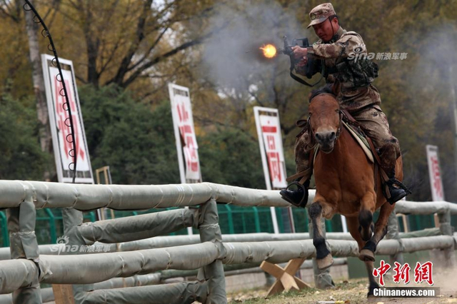 骑兵连进攻！解放军76集团军骑兵雪域高原巡逻