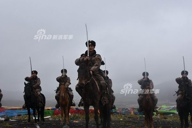骑兵连进攻！解放军76集团军骑兵雪域高原巡逻