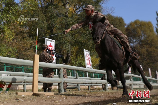骑兵连进攻！解放军76集团军骑兵雪域高原巡逻