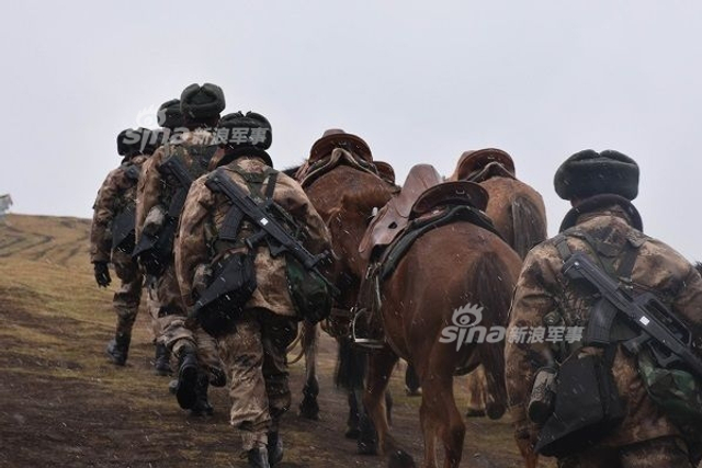 骑兵连进攻！解放军76集团军骑兵雪域高原巡逻