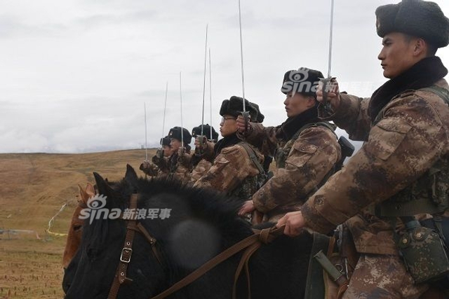 骑兵连进攻！解放军76集团军骑兵雪域高原巡逻