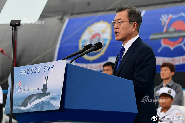 韩国最新型潜艇下水 韩国总统亲自到场