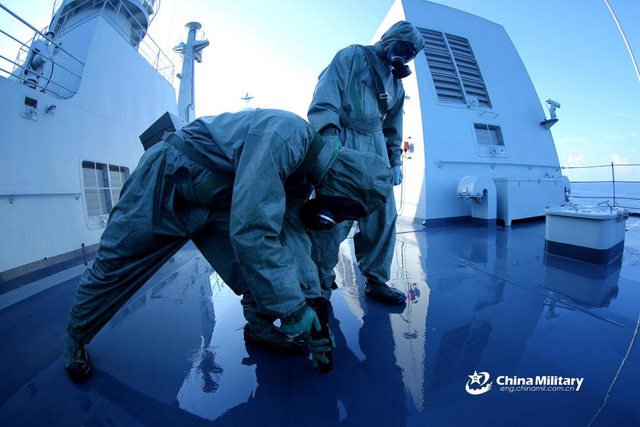 中国海军071型两栖舰现身东海 投放登陆气垫船