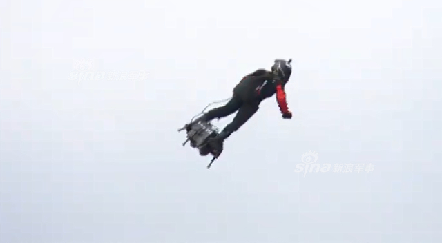 法国“未来战士”驾单兵飞行器参加2019法国阅兵