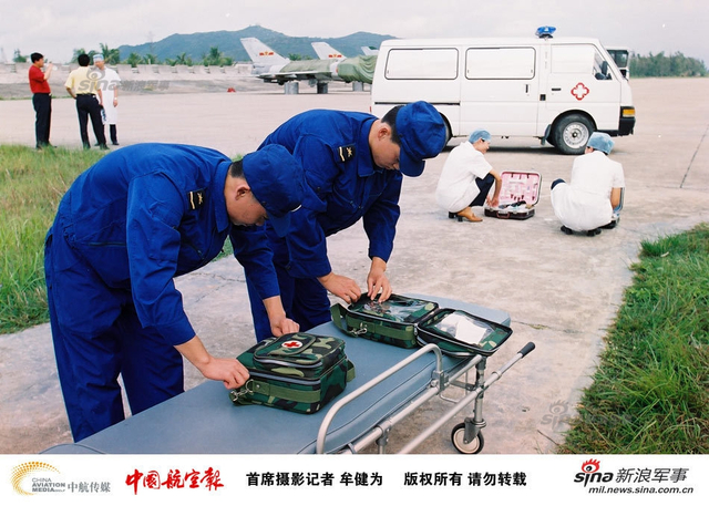 中美南海撞机事件17周年:中方搜救珍贵照片曝光