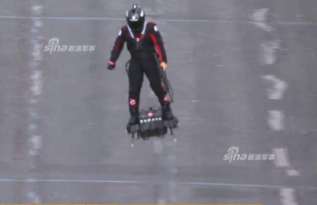 法国“未来战士”驾单兵飞行器参加2019法国阅兵