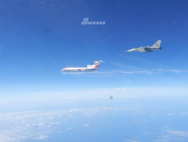 震慑小丑！我国防部公布解放军军机绕台高清图