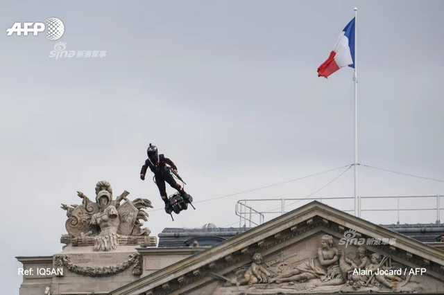 法国“未来战士”驾单兵飞行器参加2019法国阅兵