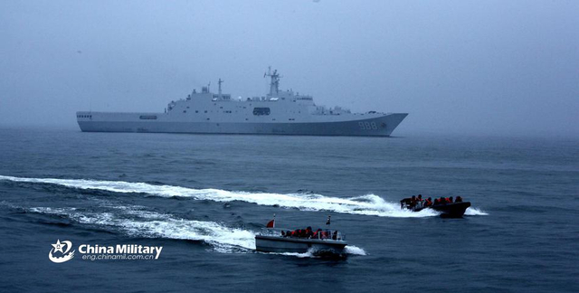 中国海军071型两栖舰现身东海 投放登陆气垫船