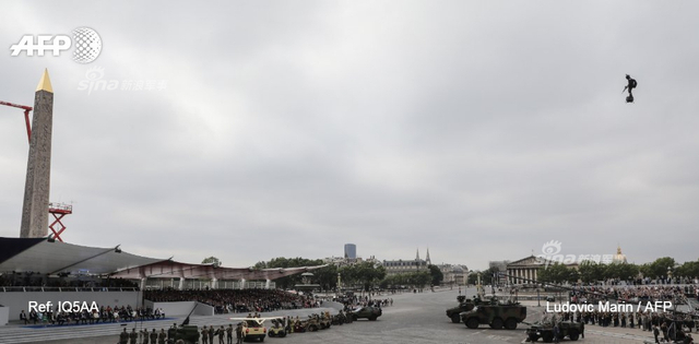 法国“未来战士”驾单兵飞行器参加2019法国阅兵