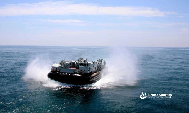 中国海军071型两栖舰现身东海 投放登陆气垫船