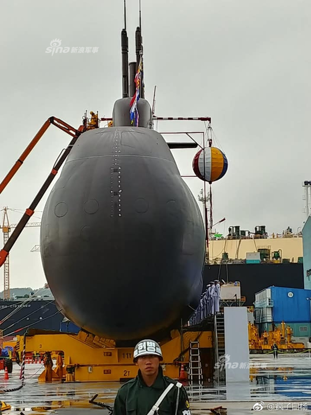 韩国最新型潜艇下水 韩国总统亲自到场