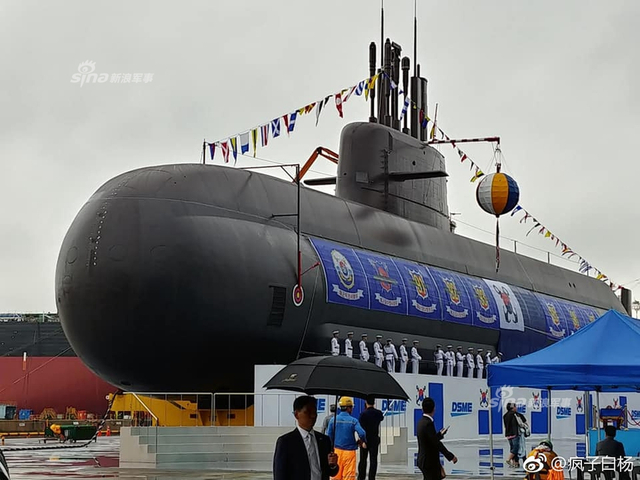 韩国最新型潜艇下水 韩国总统亲自到场