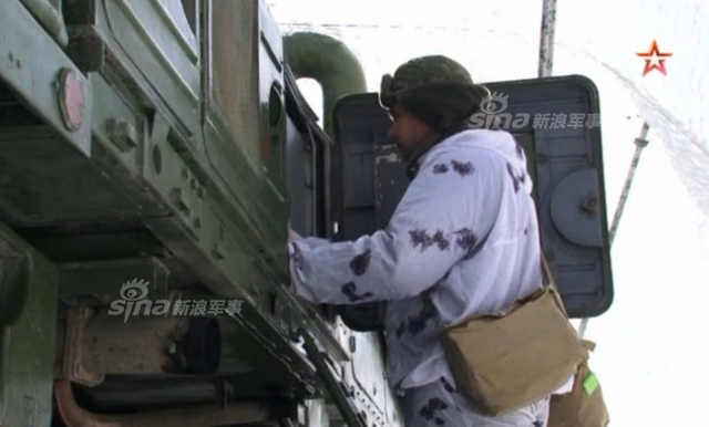 东风41也这样吗?俄军亚尔斯战略导弹装填过程