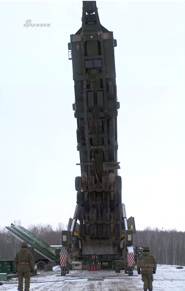 东风41也这样吗?俄军亚尔斯战略导弹装填过程