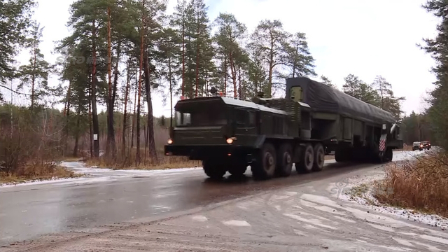 俄军亚尔斯战略导弹装填过程