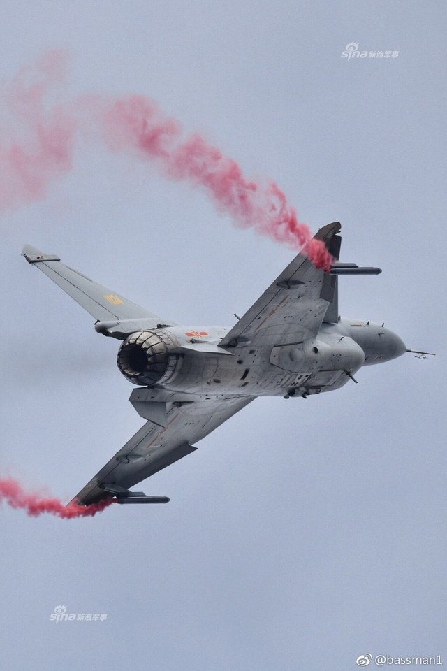 我歼10矢量验证机拉烟秀机动