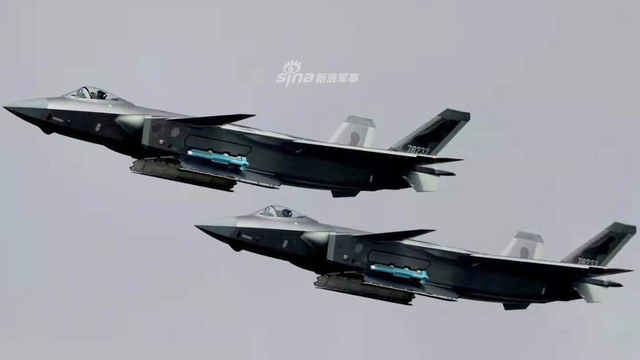 首曝内置弹舱细节！我歼20战机四机编队献礼空军