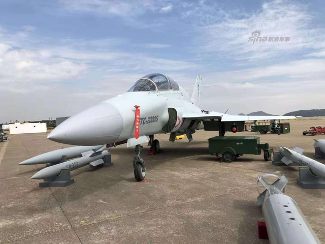 神鹰一身绝技！中航FTC2000G战机珠海上空秀倒挂金钩