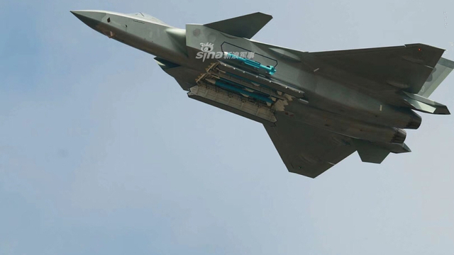 首曝内置弹舱细节！我歼20战机四机编队献礼空军