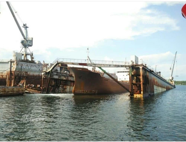 赶紧换中国货！俄远东船厂浮船坞突发事故断成两截