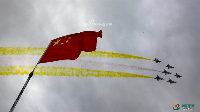 心系国旗！我军八一飞行表演队献礼空军成立69周年