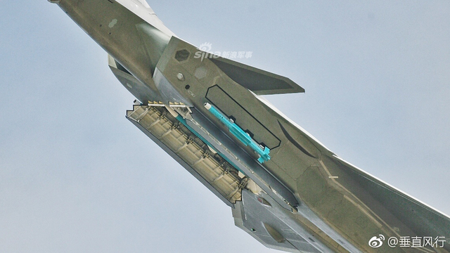首曝内置弹舱细节！我歼20战机四机编队献礼空军