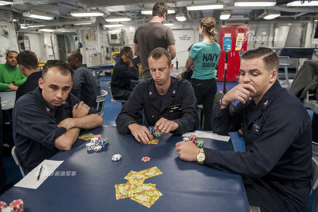 大哥出老千不？美布什号航母海上训练舰员公然玩牌