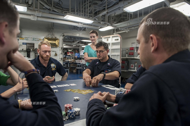 美布什号航母训练途中舰员玩牌