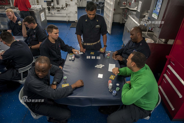 大哥出老千不？美布什号航母海上训练舰员公然玩牌
