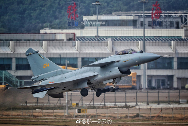 尾喷管向下偏转！我歼10验证机珠海上空拉烟秀机动