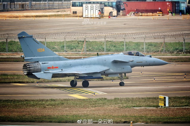 尾喷管向下偏转！我歼10验证机珠海上空拉烟秀机动