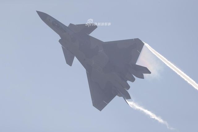 威龙振国威！我歼20战机航展炫技机身拉起涡流
