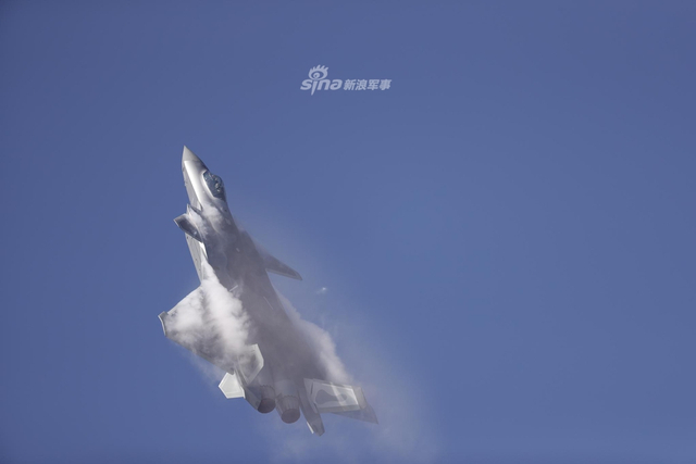 威龙振国威！我歼20战机航展炫技机身拉起涡流