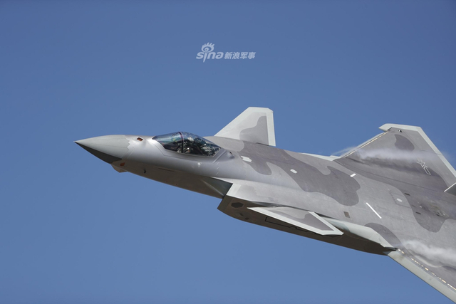 威龙振国威！我歼20战机航展炫技机身拉起涡流